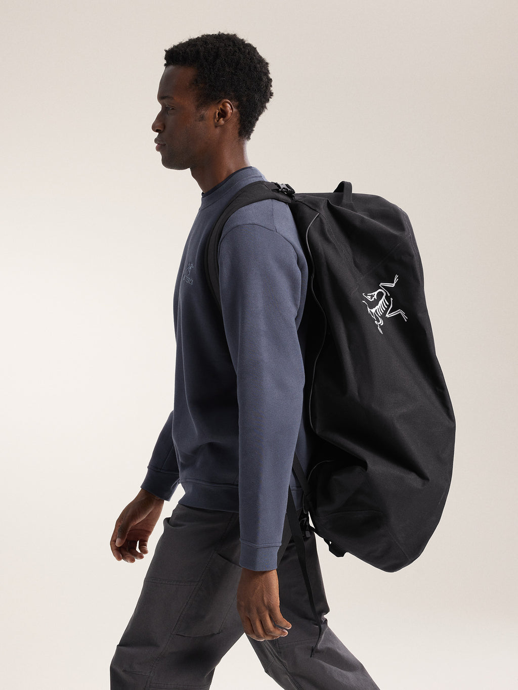 Carrier 100 Duffle Black Side View
