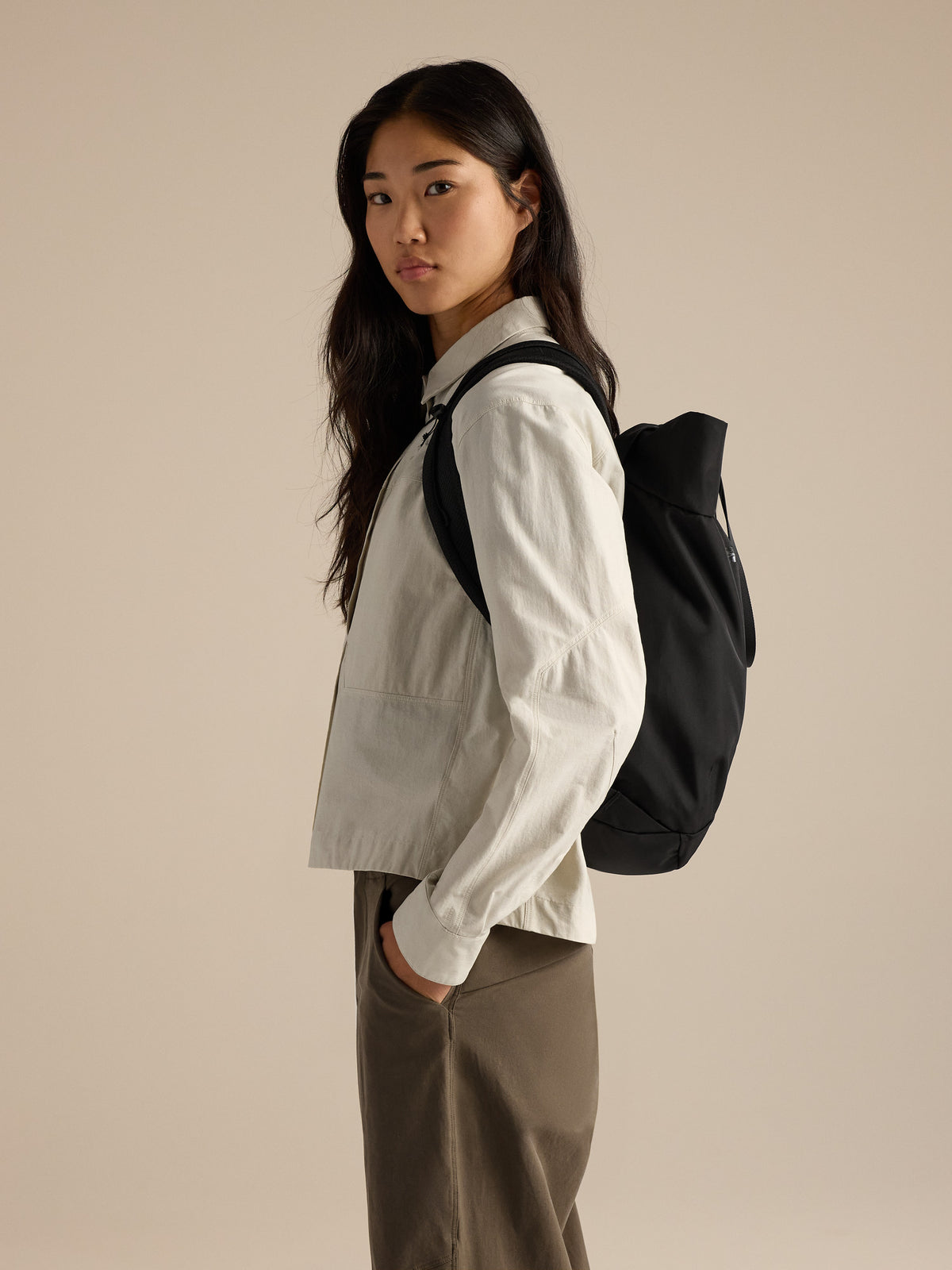 Axios 20 Tote Black Side View
