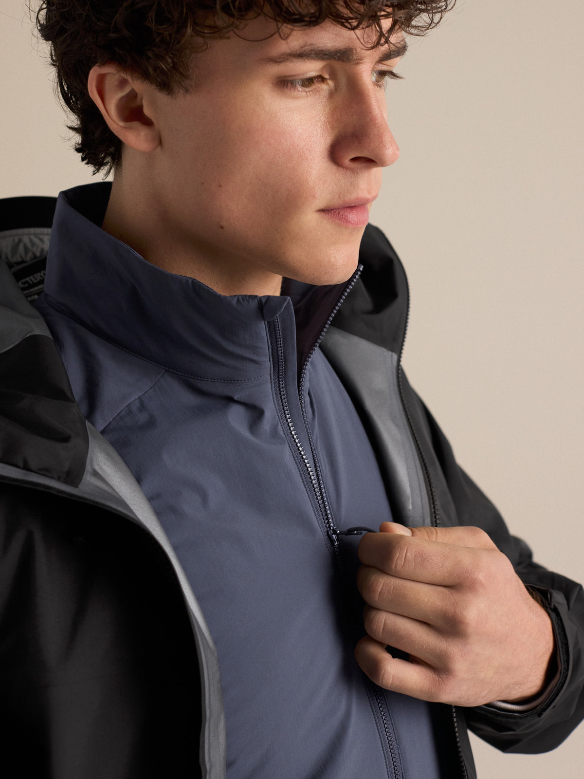Atom Vest Black Sapphire Detail 1