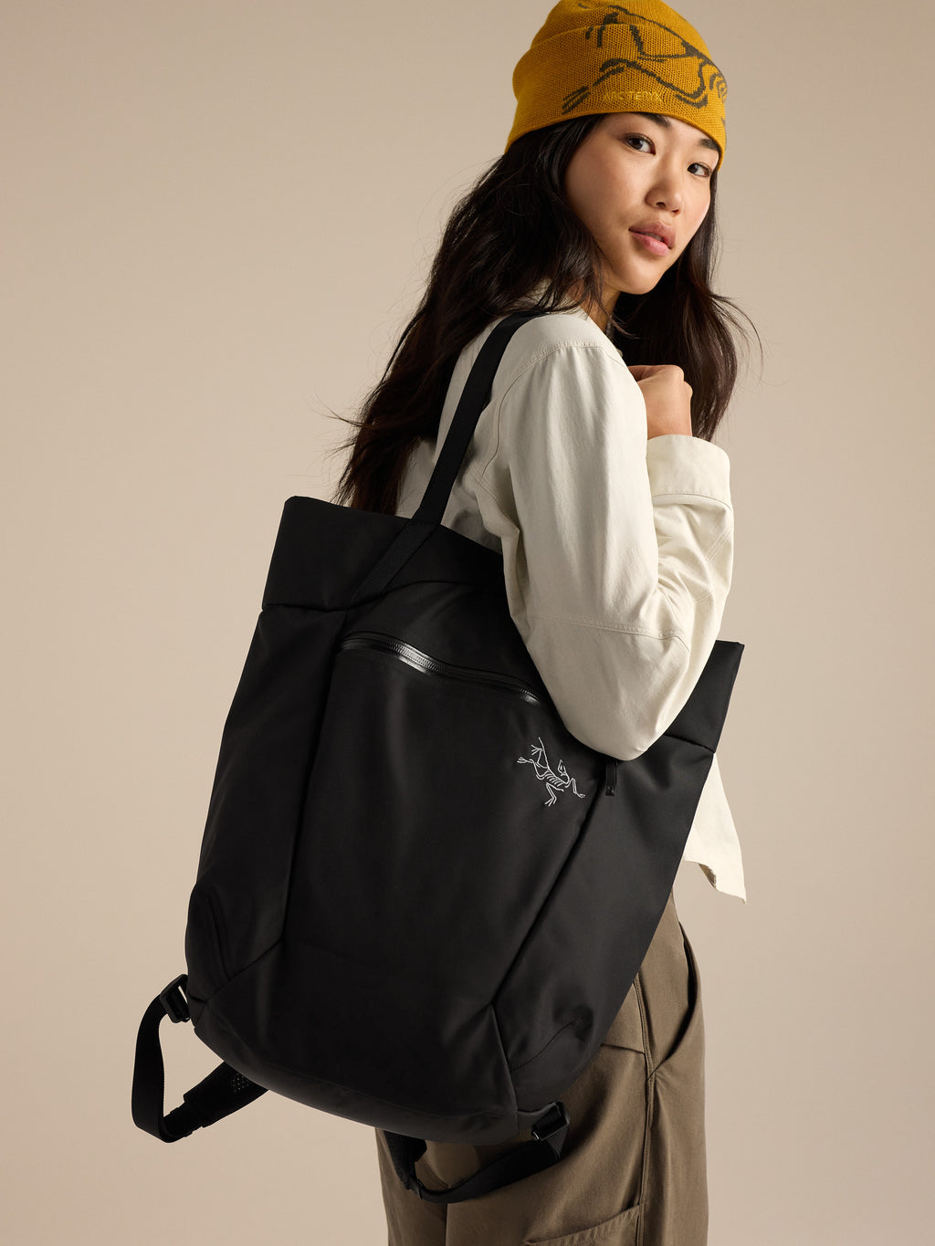Axios 20 Tote Black Detail 1