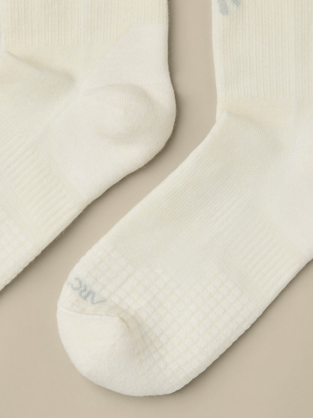 Merino Wool Mid Bird Sock White/Pearl Gray Fabric Detail 1