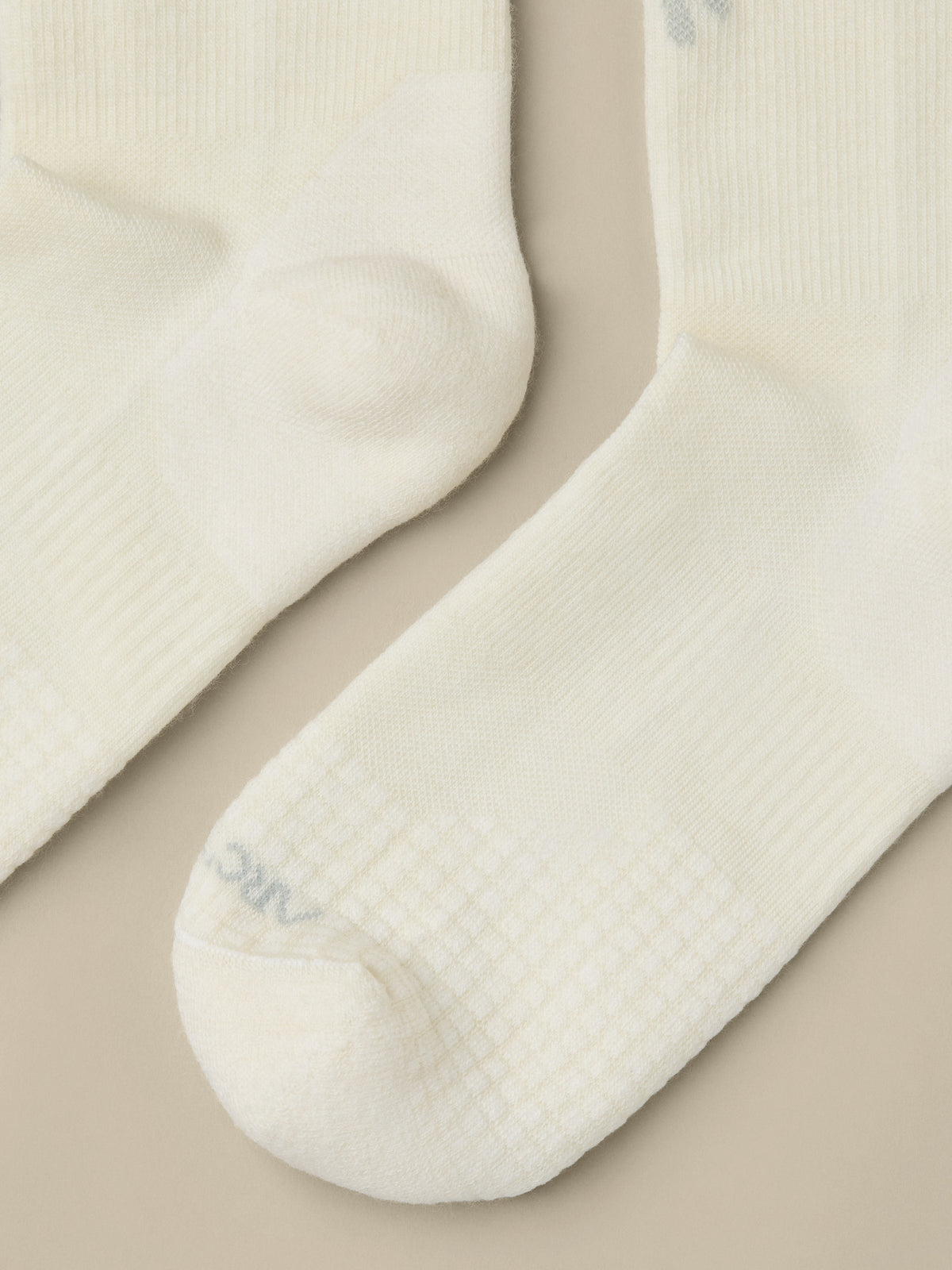 Merino Wool Mid Bird Sock White/Pearl Gray Fabric Detail 1