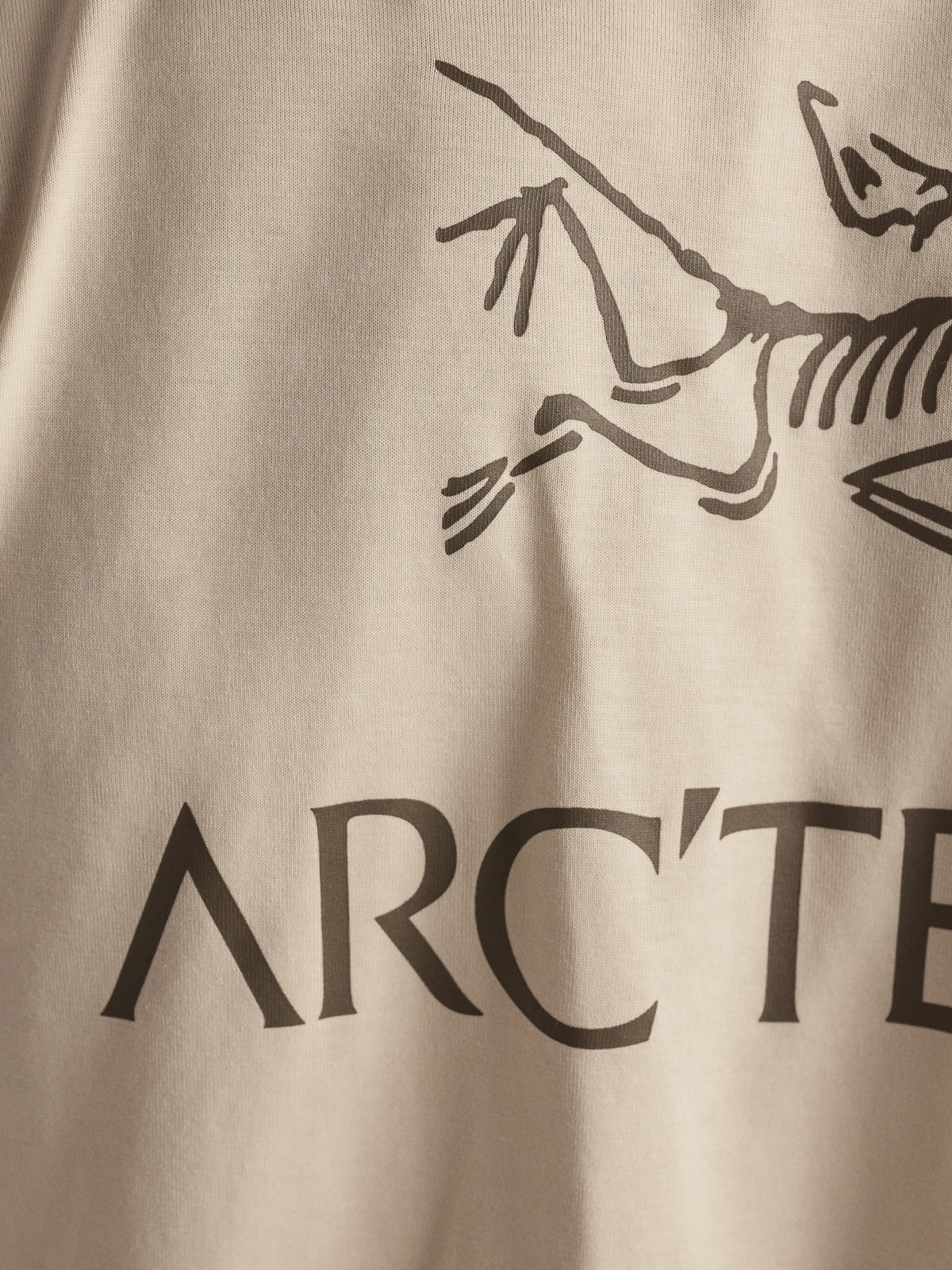 Kragg SL Cotton Bird Word Shirt SS Sea Salt / Mongoose Fabric Detail