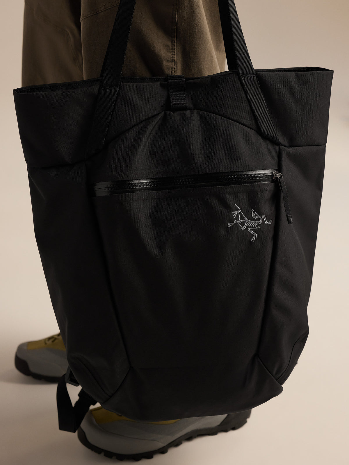 Axios 20 Tote Black Fabric Detail