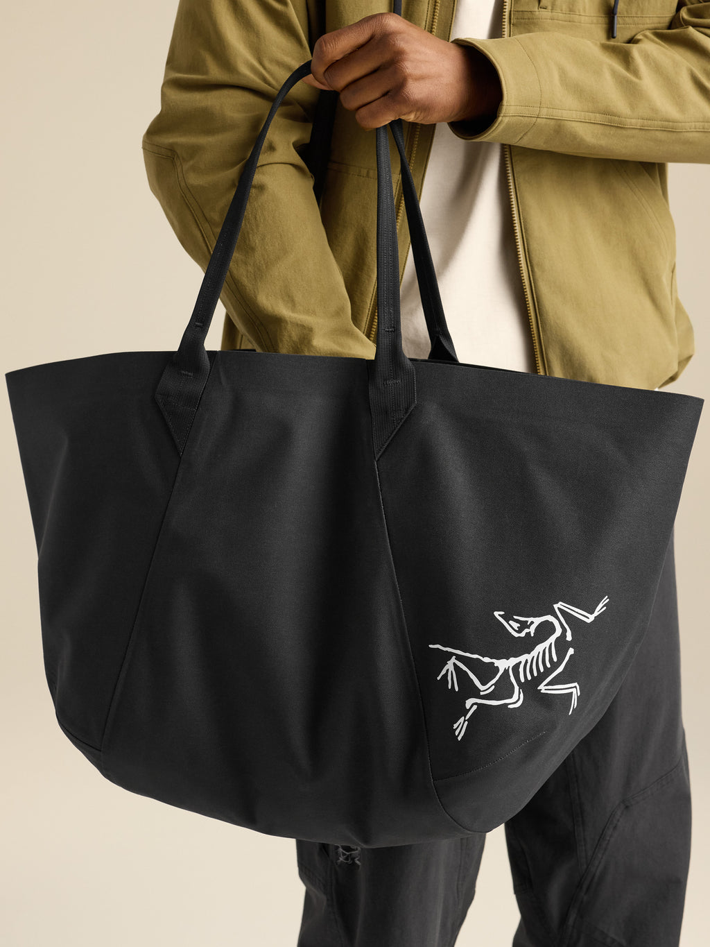Carrier 45 Gear Tote Black Detail 1