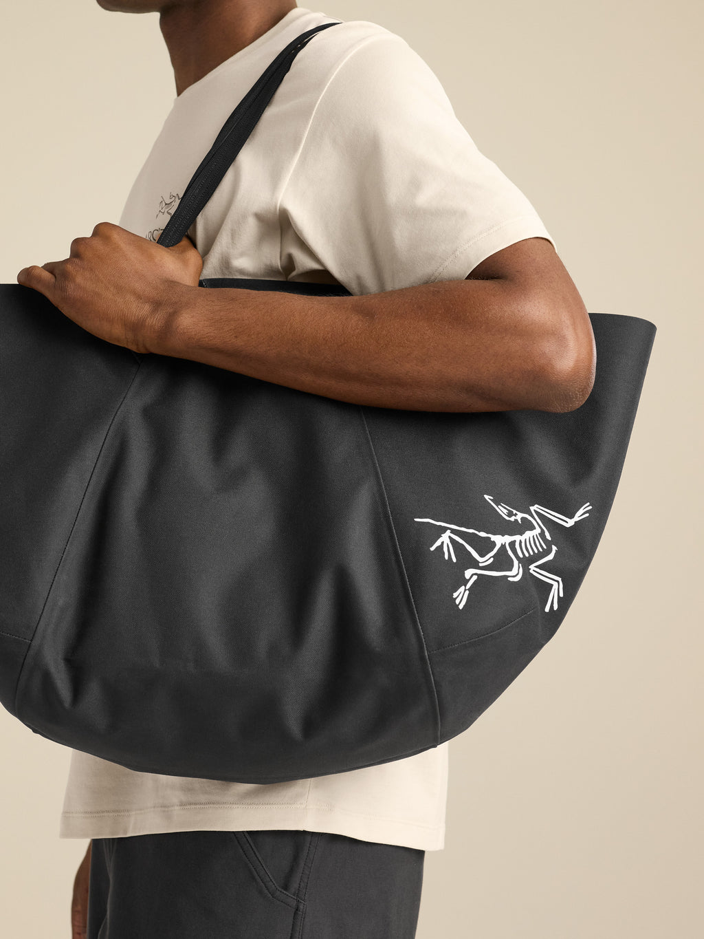 Carrier 45 Gear Tote Black Detail 2