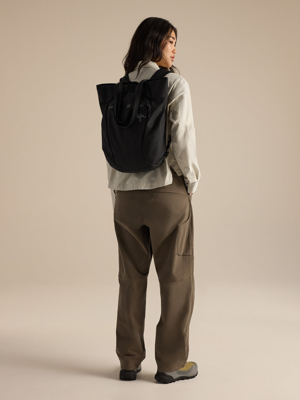 Axios 20 Tote Black Full Body